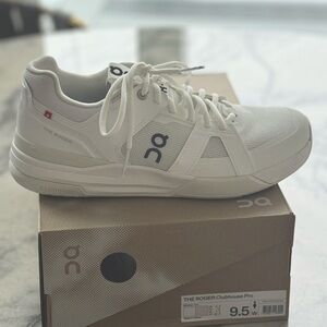 ON THE ROGER CLUBHOUSE PRO LADIES TENNIS SHOE 9.5 WHITE/ICE NEVER WORN*FREE SOCK